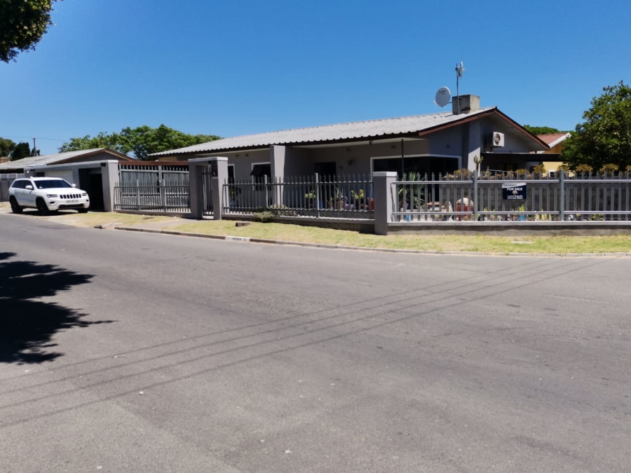 3 Bedroom Property for Sale in Peerless Park East Western Cape
